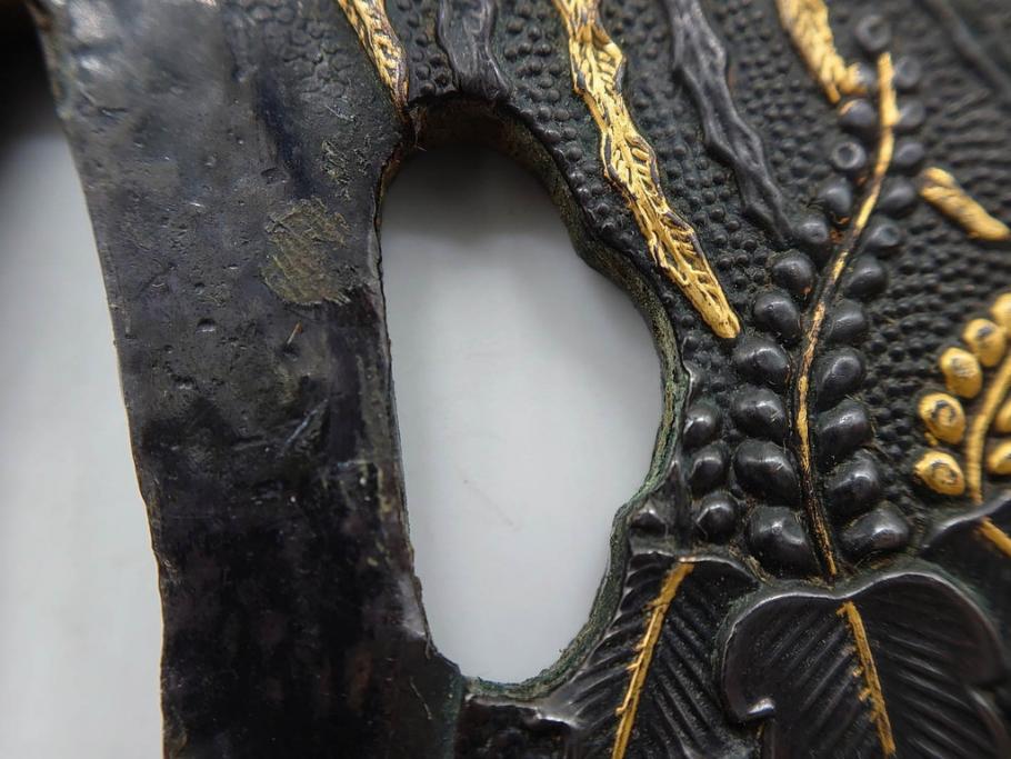 時代武具　赤銅?　鐔　丸形　桐鳳凰図　魚子地　華やかな佇まいの大鍔(金彩、七子地、彫刻、刀装具、ケース付き)(R-079845)