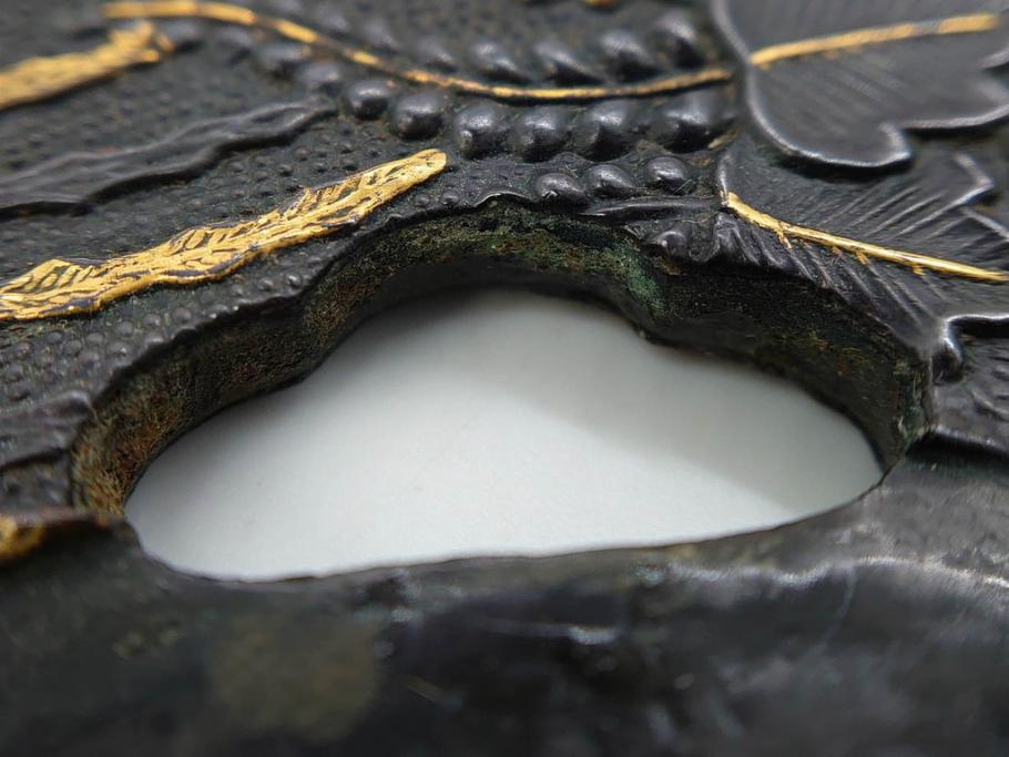 時代武具　赤銅?　鐔　丸形　桐鳳凰図　魚子地　華やかな佇まいの大鍔(金彩、七子地、彫刻、刀装具、ケース付き)(R-079845)