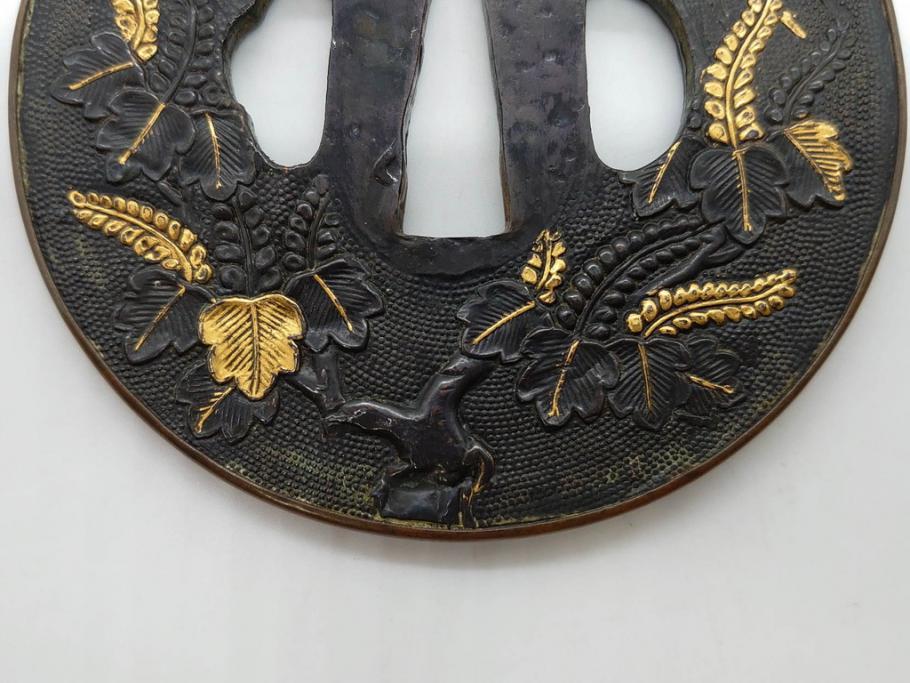 時代武具　赤銅?　鐔　丸形　桐鳳凰図　魚子地　華やかな佇まいの大鍔(金彩、七子地、彫刻、刀装具、ケース付き)(R-079845)