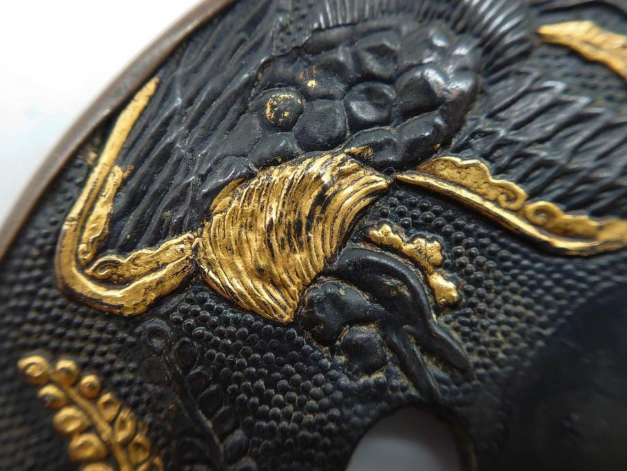 時代武具　赤銅?　鐔　丸形　桐鳳凰図　魚子地　華やかな佇まいの大鍔(金彩、七子地、彫刻、刀装具、ケース付き)(R-079845)