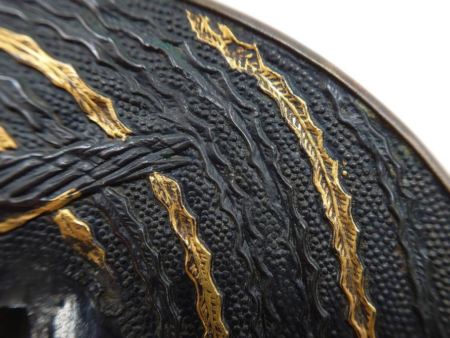 時代武具　赤銅?　鐔　丸形　桐鳳凰図　魚子地　華やかな佇まいの大鍔(金彩、七子地、彫刻、刀装具、ケース付き)(R-079845)