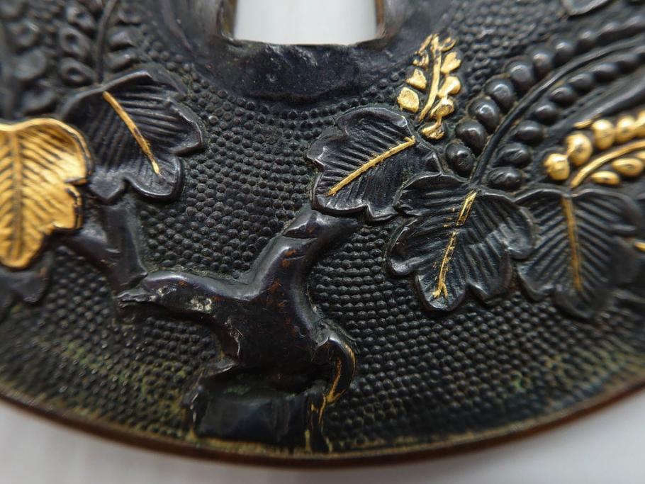時代武具　赤銅?　鐔　丸形　桐鳳凰図　魚子地　華やかな佇まいの大鍔(金彩、七子地、彫刻、刀装具、ケース付き)(R-079845)