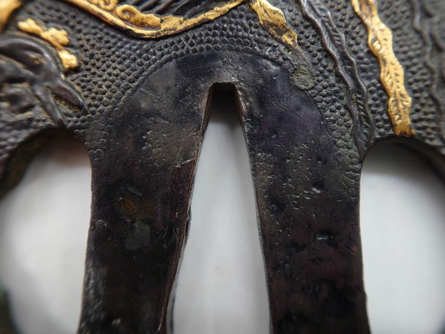 時代武具　赤銅?　鐔　丸形　桐鳳凰図　魚子地　華やかな佇まいの大鍔(金彩、七子地、彫刻、刀装具、ケース付き)(R-079845)