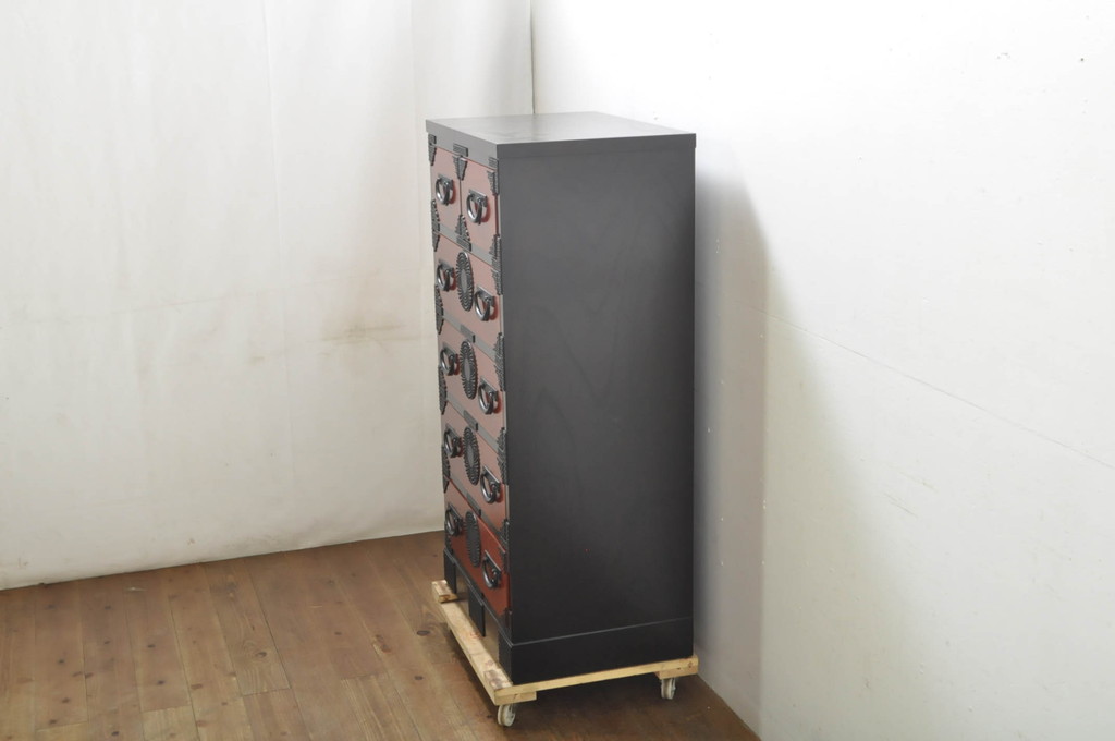 中古　超美品　希少モデル　伝統民芸家具　岩谷堂箪笥　黒々としたあられ金具と朱塗りの赤い木色のコントラストが格好良い月雫8号型衣装箪笥(和たんす、収納タンス、引き出し、サイドチェスト)(R-078286)