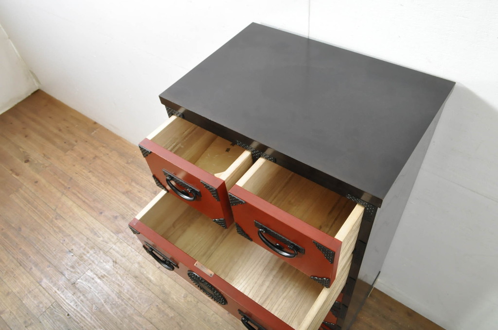 中古　超美品　希少モデル　伝統民芸家具　岩谷堂箪笥　黒々としたあられ金具と朱塗りの赤い木色のコントラストが格好良い月雫8号型衣装箪笥(和たんす、収納タンス、引き出し、サイドチェスト)(R-078286)