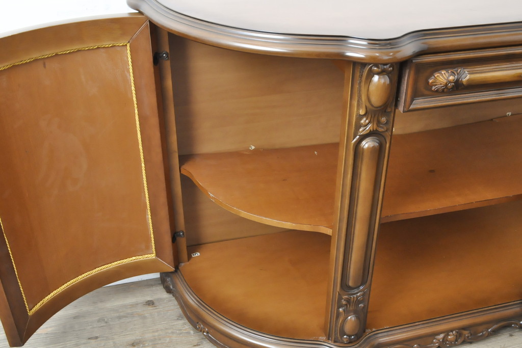 中古　美品　イタリア高級家具　細やかな意匠に気品を感じるサイドボード(キャビネット、戸棚、収納棚)(R-056187)
