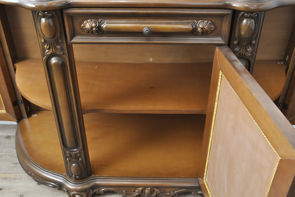 中古　美品　イタリア高級家具　細やかな意匠に気品を感じるサイドボード(キャビネット、戸棚、収納棚)(R-056187)
