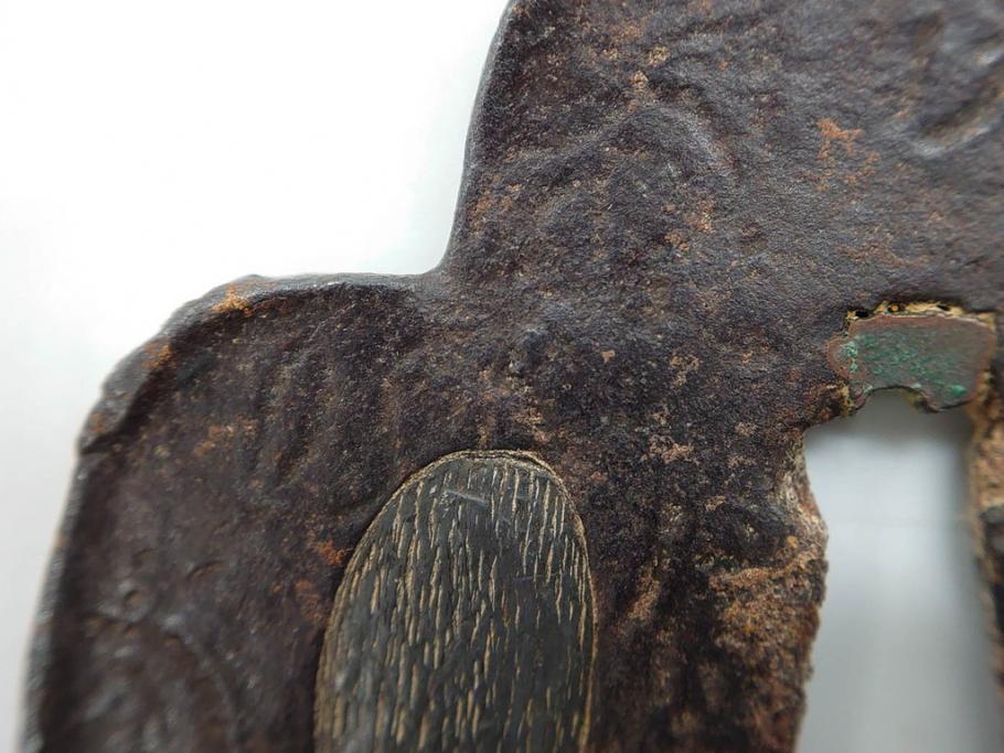 時代武具　鉄地　木瓜形　歴史を重ねた味わい深い鍔(彫刻、刀装具、ケース付き)(R-079848)
