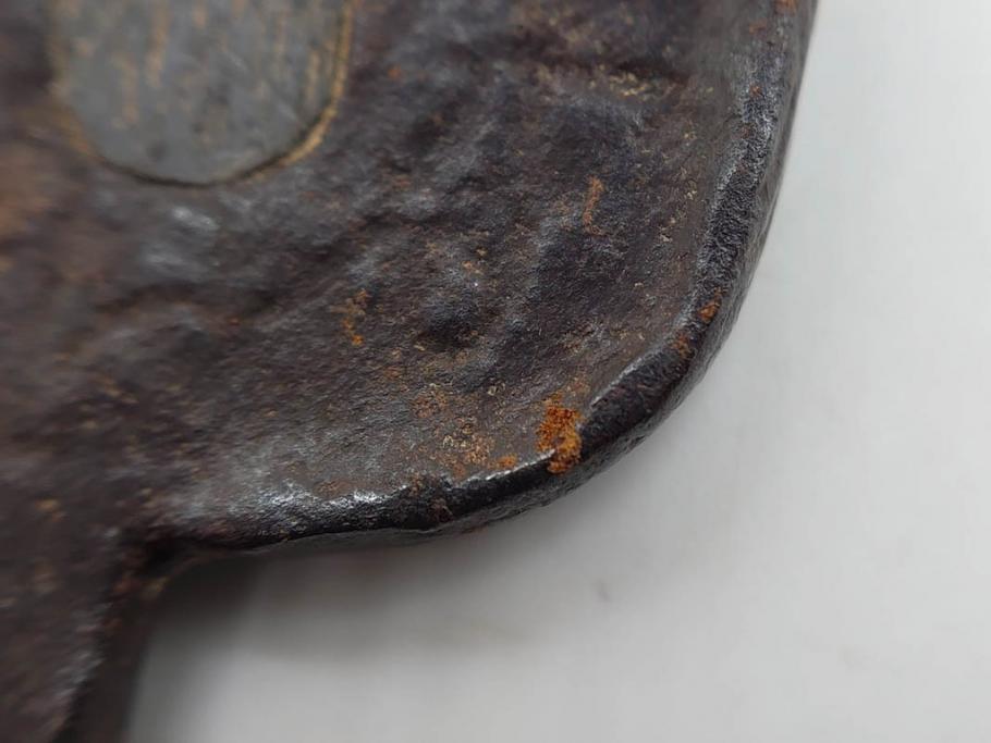 時代武具　鉄地　木瓜形　歴史を重ねた味わい深い鍔(彫刻、刀装具、ケース付き)(R-079848)