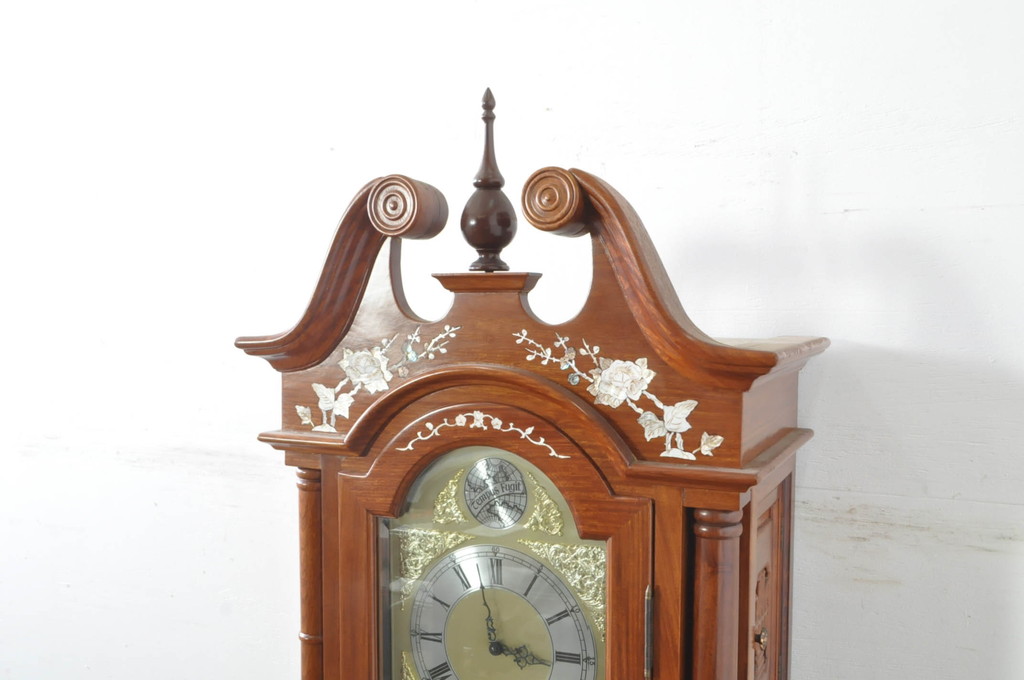 中古　美品　花梨(カリン)材　細やかな装飾が美しいホールクロック(時計台、振り子時計、分銅式、振り子付き)(R-078089)