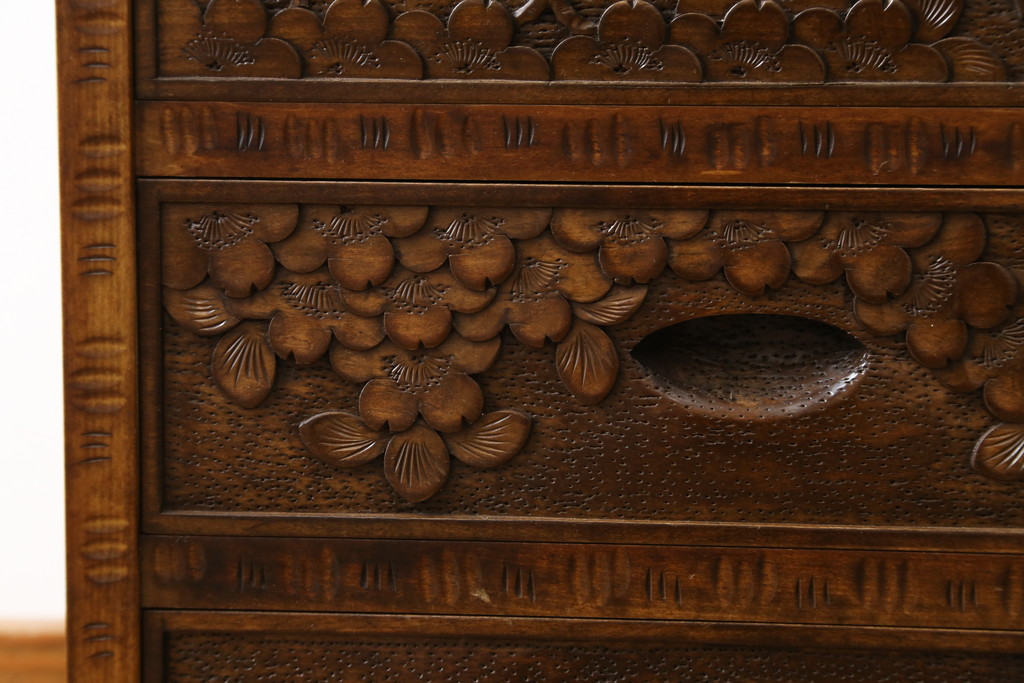 中古　美品　伝統工芸　軽井沢彫り　力強い桜の木の彫刻が目を引く小引き出し(小物収納、サイドチェスト、引き出し)(R-078047)