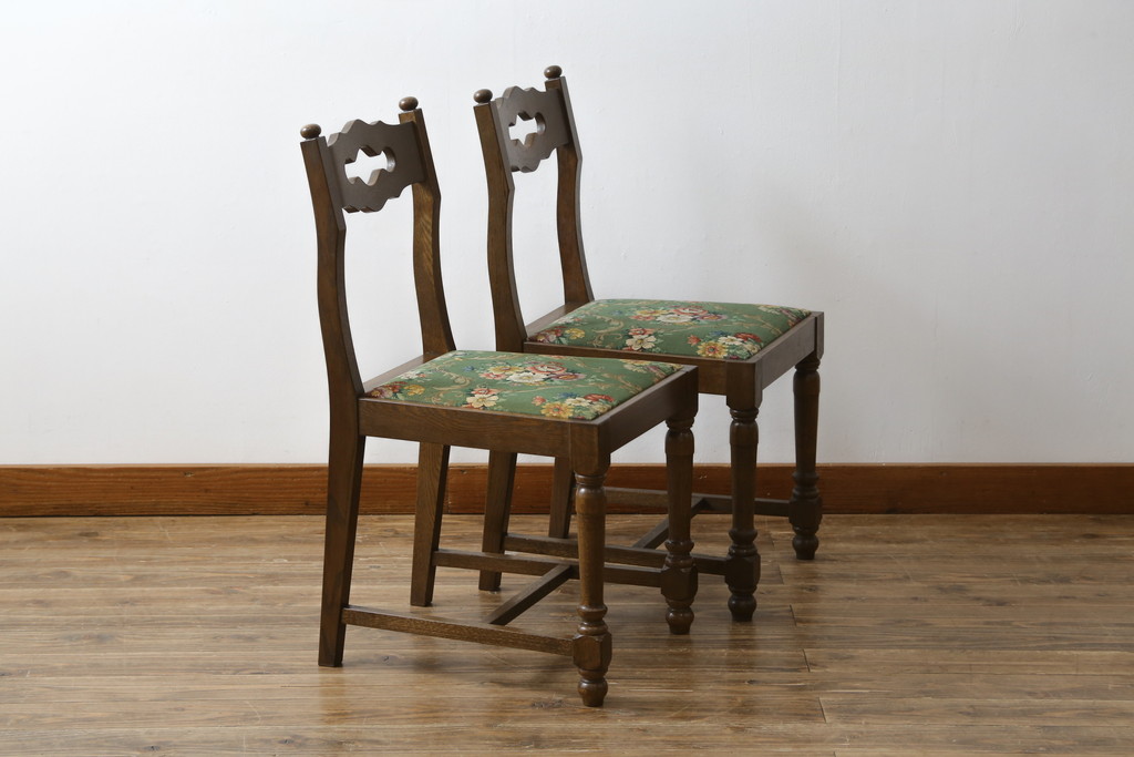 中古　横浜クラシック家具　ノックオンウッド(knockonwood)　Hand Made　オーク材　どこか懐かしい雰囲気漂うチェア2脚セット(ダイニングチェア、アームレスチェア、椅子、イス)(R-069819)