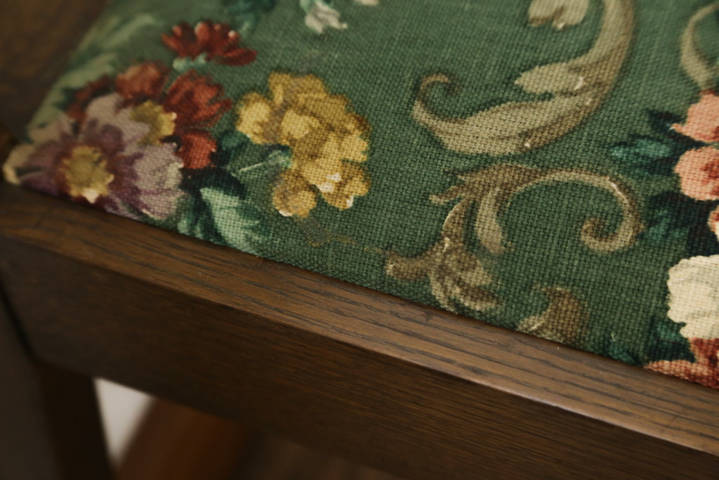 中古　横浜クラシック家具　ノックオンウッド(knockonwood)　Hand Made　オーク材　どこか懐かしい雰囲気漂うチェア2脚セット(ダイニングチェア、アームレスチェア、椅子、イス)(R-069819)
