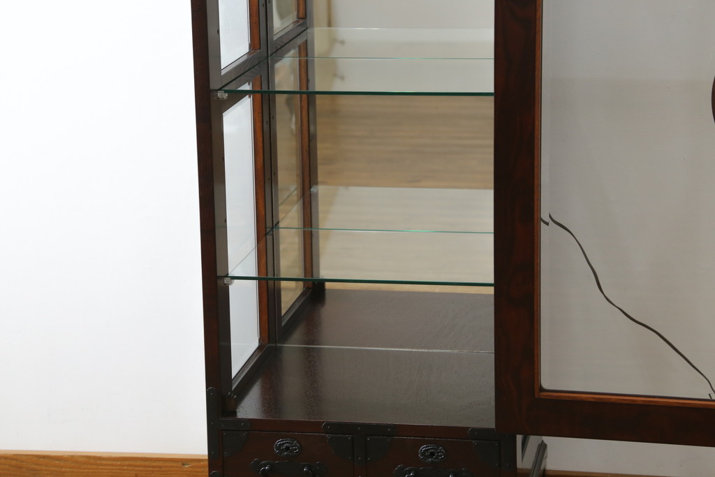 中古　美品　筑後民芸　和洋折衷なデザインが個性的で面白い縦型のキュリオケース(ガラスケース、キャビネット、ショーケース、飾り棚)(R-069976)