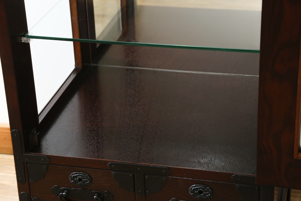 中古　美品　筑後民芸　和洋折衷なデザインが個性的で面白い縦型のキュリオケース(ガラスケース、キャビネット、ショーケース、飾り棚)(R-069976)
