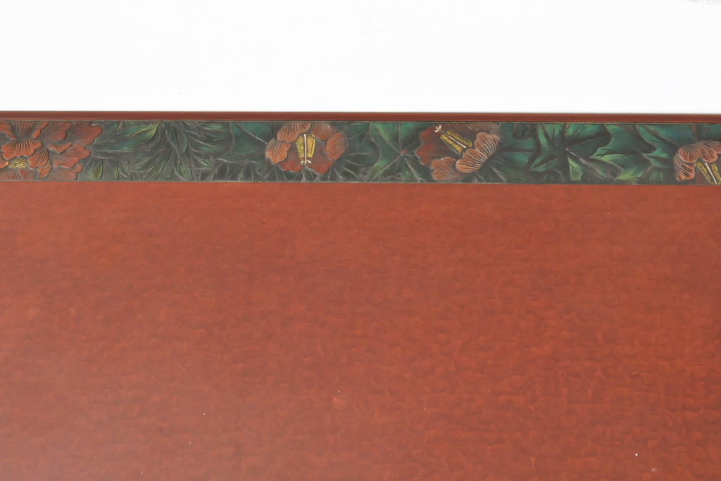 中古　美品　伝統工芸品　香川漆器　モリシゲ(MORISHIGE/森繁)　縁を彩る鮮やかな花々と朱塗りが目を引く彫刻入り座卓(ローテーブル、センターテーブル)(R-056191)