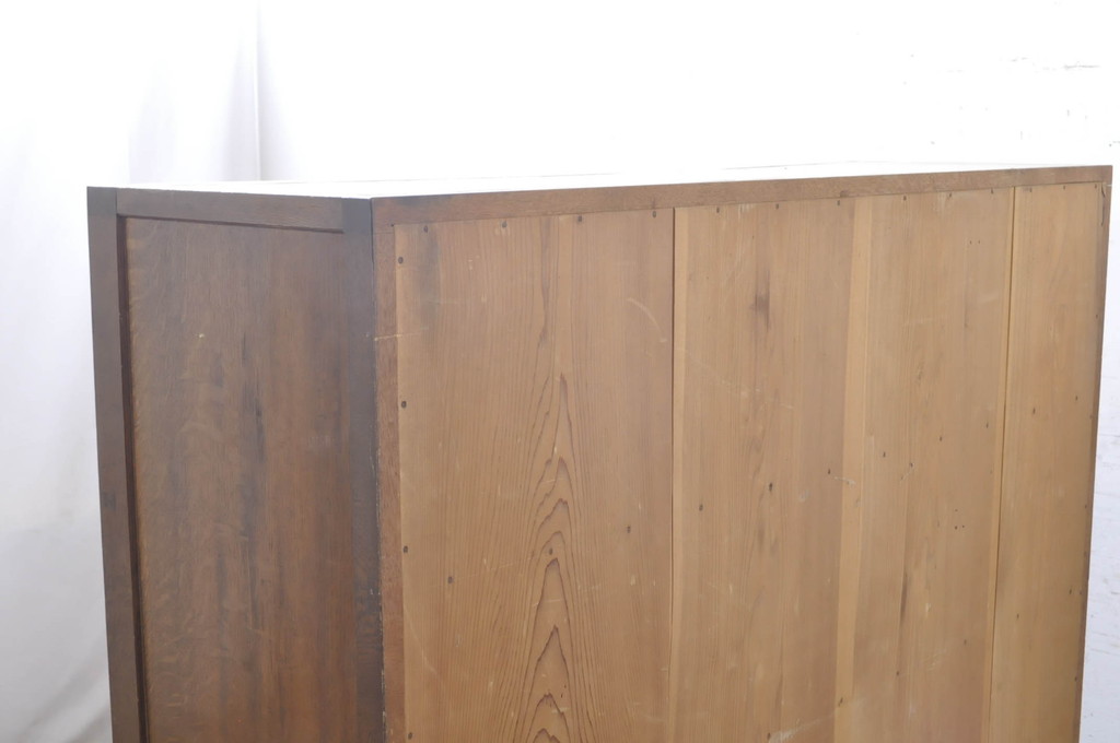 和製アンティーク　前面ナラ材　どこか懐かしい雰囲気が漂うモールガラス入りのレトロな収納棚(戸棚、食器棚、キャビネット)(R-071287)