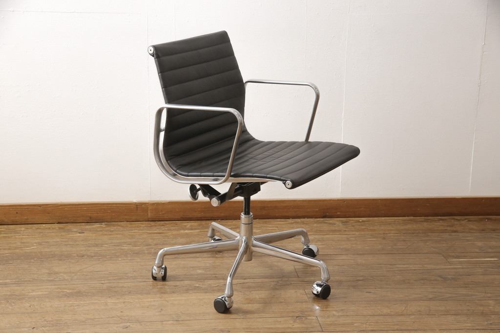 中古　超美品　Hermanmiller(ハーマンミラー社)　イームズアルミナムグループ　本革　キャスター付き　クラシカルな佇まいが魅力的なマネジメントチェア(レザー、オフィスチェア、アームチェア、椅子)(定価約30万円)(R-054455)