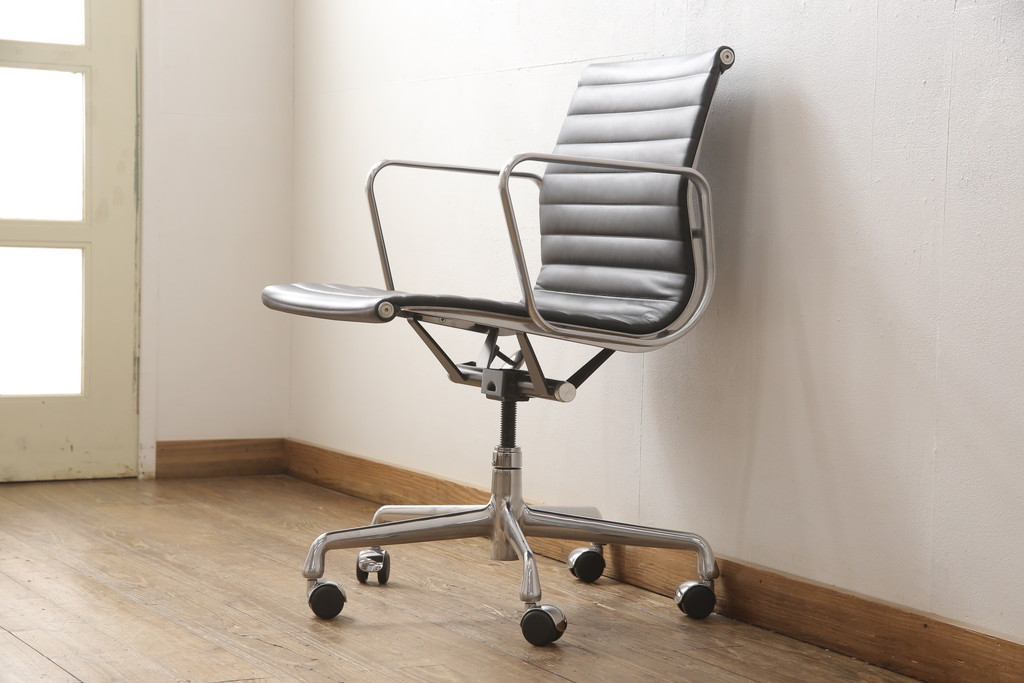 中古　超美品　Hermanmiller(ハーマンミラー社)　イームズアルミナムグループ　本革　キャスター付き　クラシカルな佇まいが魅力的なマネジメントチェア(レザー、オフィスチェア、アームチェア、椅子)(定価約30万円)(R-054455)