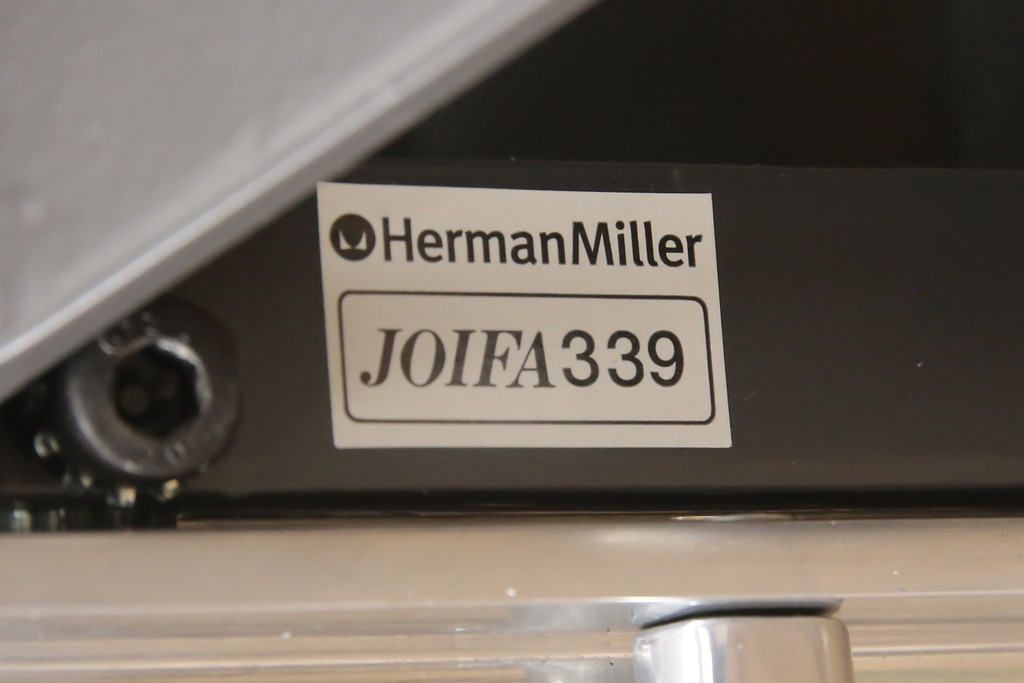 中古　超美品　Hermanmiller(ハーマンミラー社)　イームズアルミナムグループ　本革　キャスター付き　クラシカルな佇まいが魅力的なマネジメントチェア(レザー、オフィスチェア、アームチェア、椅子)(定価約30万円)(R-054455)