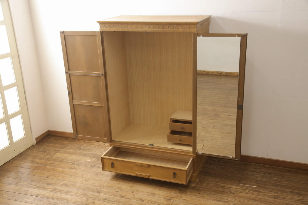 中古　美品　神戸伝承欧風家具(洋家具)　たかねや製　ナラ・桐材　エレガントな佇まいが美しいワードローブ(洋服タンス、収納棚)(R-054356)