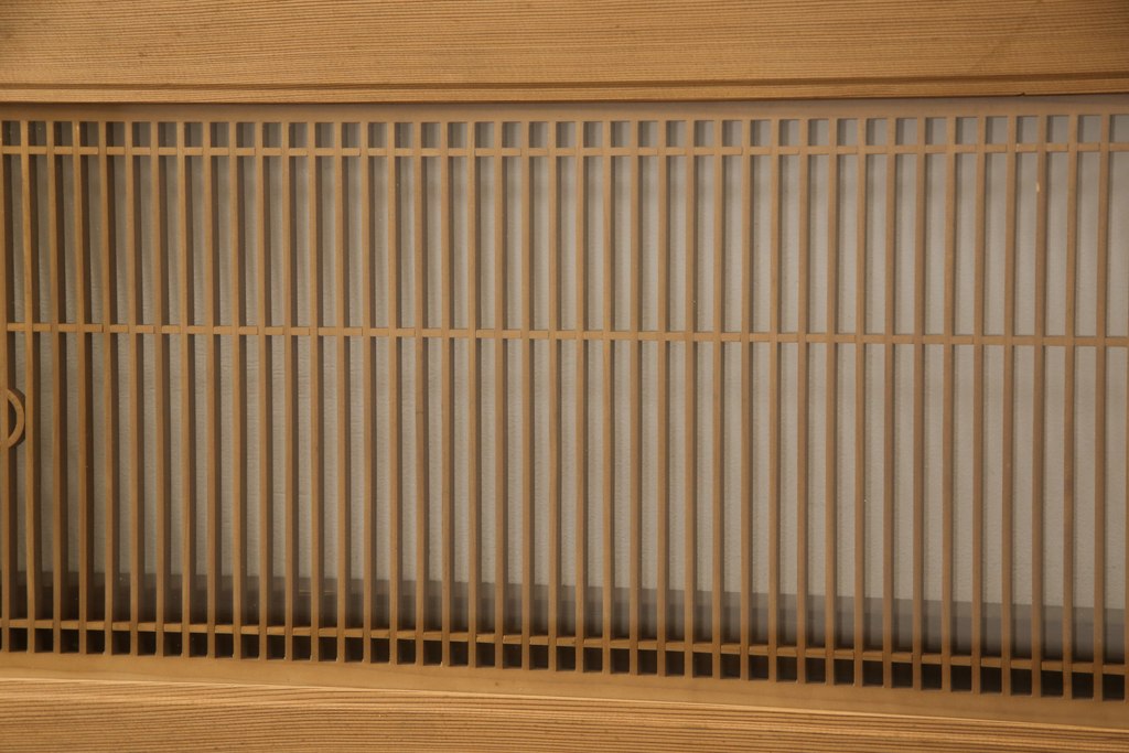 【セミオーダー家具実例】ヴィンテージの欄間2枚に高品質リペアを施しました。現状、片側ガラス仕様の為、両側にガラスを組み込むスペースを設ける加工をし、両面にクリアガラスを組み入れ。色味と雰囲気を残したまま、クリアワックスで仕上げました。(明かり取り、明り取り、らんま、ヴィンテージ)