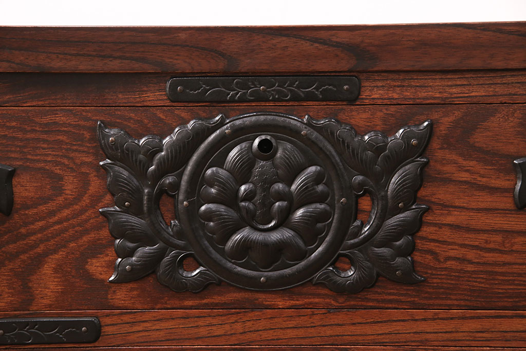 中古　岩谷堂箪笥　繊細な意匠が施された金具が存在感を放つローボード(ローチェスト、テレビ台、テレビボード)(R-050964)