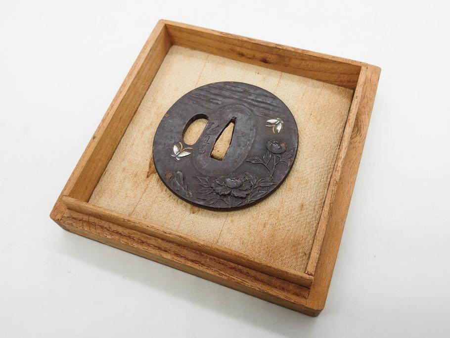 時代武具　水戸金工 一葉斎弘直　在銘　鉄地　丸形　金銀象嵌　蝶に牡丹図　雅なデザインが魅力の鍔(ちょう、花、彫刻、刀装具、ケース付き)(R-079849)