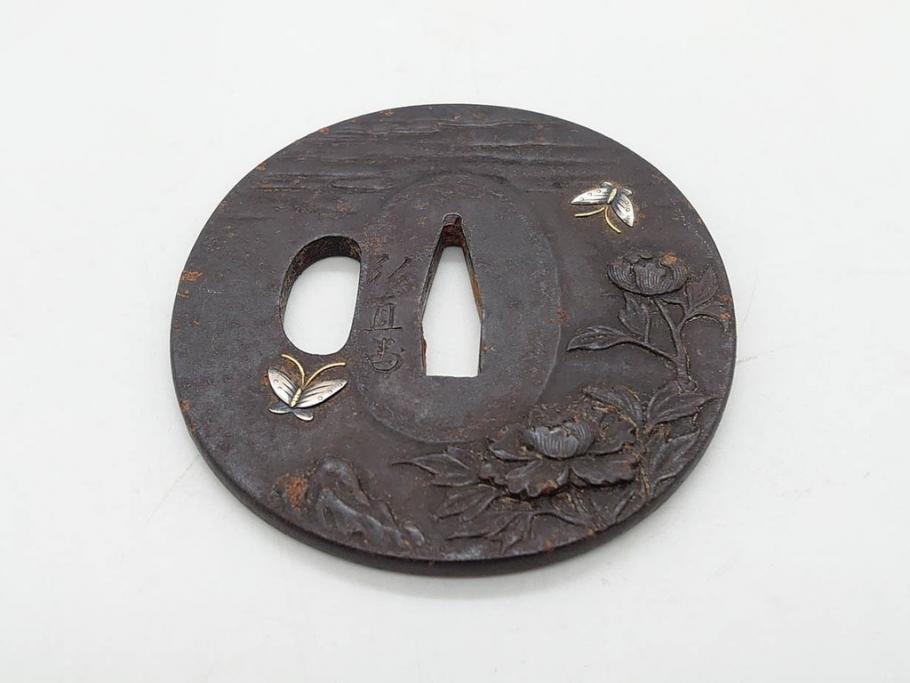 時代武具　水戸金工 一葉斎弘直　在銘　鉄地　丸形　金銀象嵌　蝶に牡丹図　雅なデザインが魅力の鍔(ちょう、花、彫刻、刀装具、ケース付き)(R-079849)