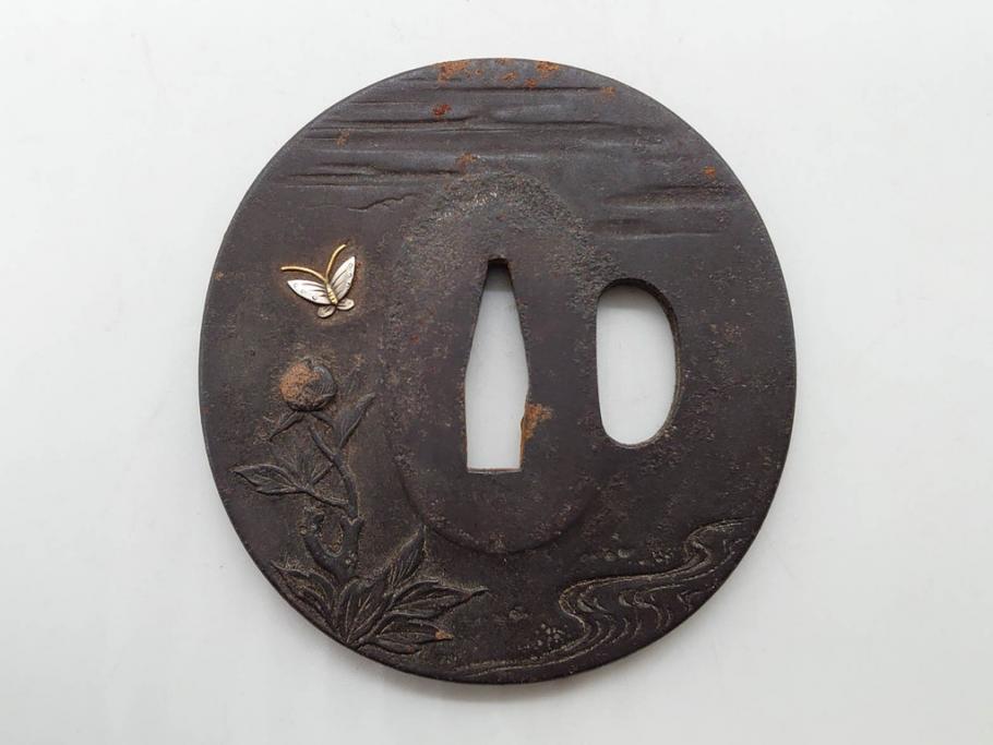 時代武具　水戸金工 一葉斎弘直　在銘　鉄地　丸形　金銀象嵌　蝶に牡丹図　雅なデザインが魅力の鍔(ちょう、花、彫刻、刀装具、ケース付き)(R-079849)