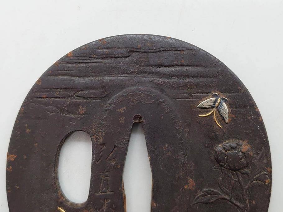 時代武具　水戸金工 一葉斎弘直　在銘　鉄地　丸形　金銀象嵌　蝶に牡丹図　雅なデザインが魅力の鍔(ちょう、花、彫刻、刀装具、ケース付き)(R-079849)