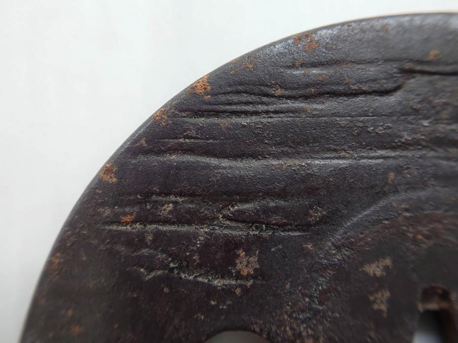 時代武具　水戸金工 一葉斎弘直　在銘　鉄地　丸形　金銀象嵌　蝶に牡丹図　雅なデザインが魅力の鍔(ちょう、花、彫刻、刀装具、ケース付き)(R-079849)