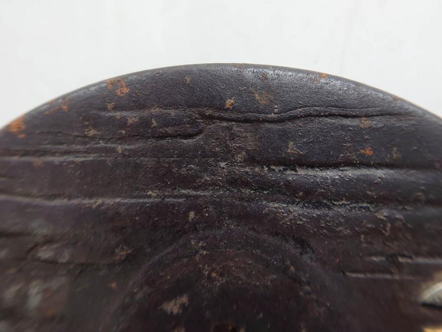 時代武具　水戸金工 一葉斎弘直　在銘　鉄地　丸形　金銀象嵌　蝶に牡丹図　雅なデザインが魅力の鍔(ちょう、花、彫刻、刀装具、ケース付き)(R-079849)