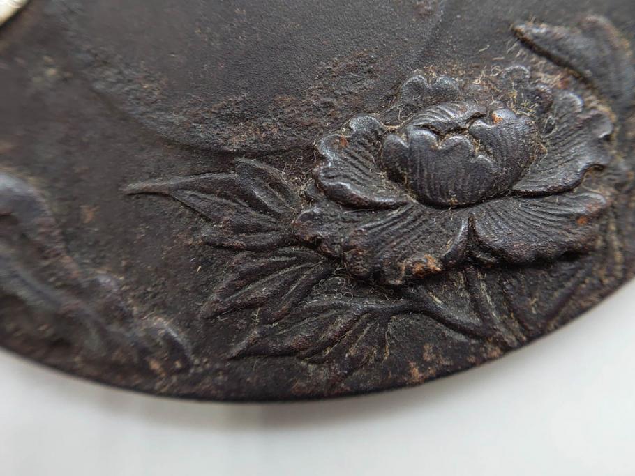 時代武具　水戸金工 一葉斎弘直　在銘　鉄地　丸形　金銀象嵌　蝶に牡丹図　雅なデザインが魅力の鍔(ちょう、花、彫刻、刀装具、ケース付き)(R-079849)