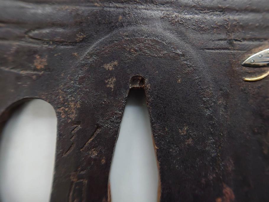時代武具　水戸金工 一葉斎弘直　在銘　鉄地　丸形　金銀象嵌　蝶に牡丹図　雅なデザインが魅力の鍔(ちょう、花、彫刻、刀装具、ケース付き)(R-079849)