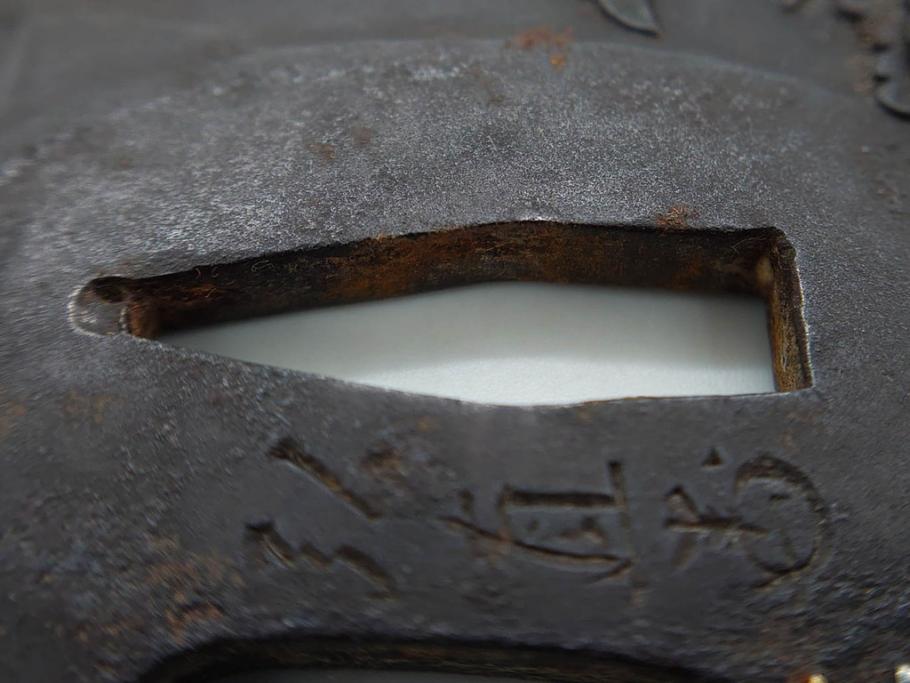 時代武具　水戸金工 一葉斎弘直　在銘　鉄地　丸形　金銀象嵌　蝶に牡丹図　雅なデザインが魅力の鍔(ちょう、花、彫刻、刀装具、ケース付き)(R-079849)