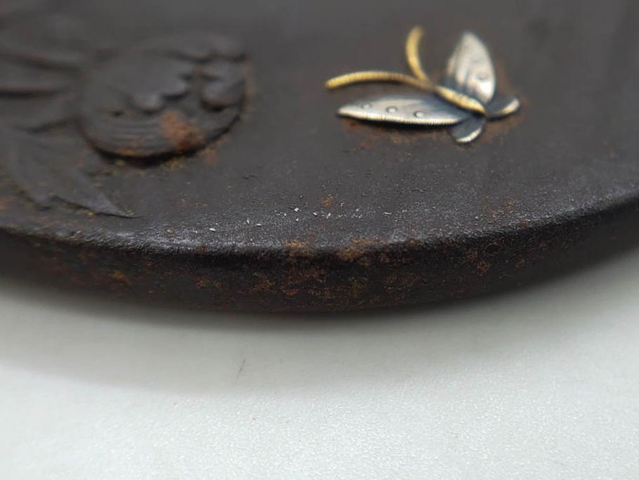 時代武具　水戸金工 一葉斎弘直　在銘　鉄地　丸形　金銀象嵌　蝶に牡丹図　雅なデザインが魅力の鍔(ちょう、花、彫刻、刀装具、ケース付き)(R-079849)