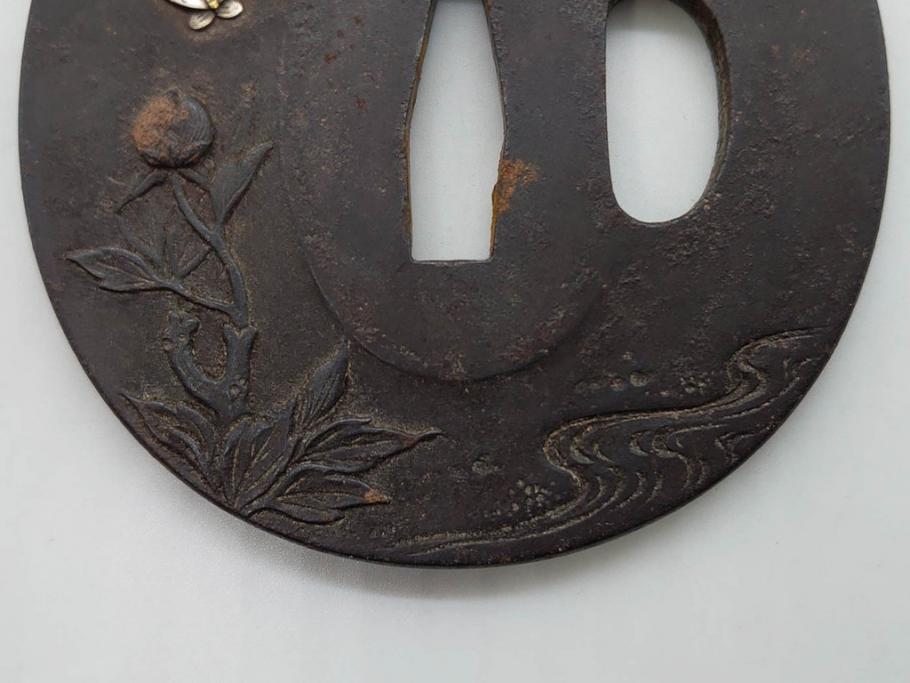 時代武具　水戸金工 一葉斎弘直　在銘　鉄地　丸形　金銀象嵌　蝶に牡丹図　雅なデザインが魅力の鍔(ちょう、花、彫刻、刀装具、ケース付き)(R-079849)