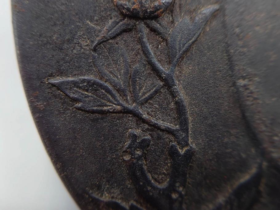 時代武具　水戸金工 一葉斎弘直　在銘　鉄地　丸形　金銀象嵌　蝶に牡丹図　雅なデザインが魅力の鍔(ちょう、花、彫刻、刀装具、ケース付き)(R-079849)