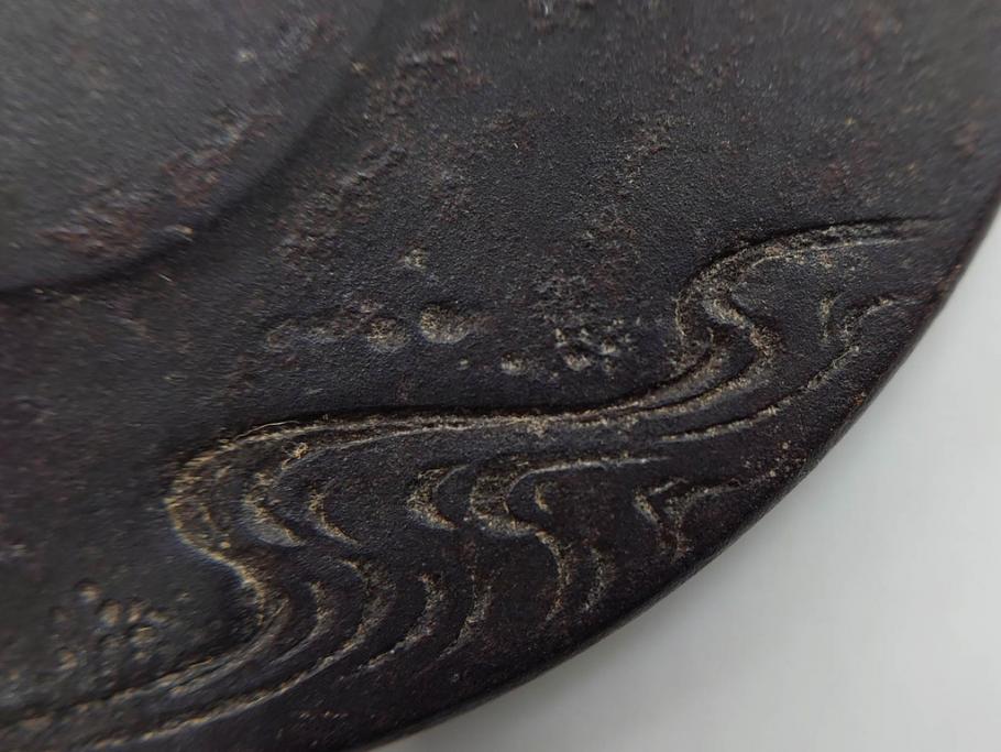 時代武具　水戸金工 一葉斎弘直　在銘　鉄地　丸形　金銀象嵌　蝶に牡丹図　雅なデザインが魅力の鍔(ちょう、花、彫刻、刀装具、ケース付き)(R-079849)