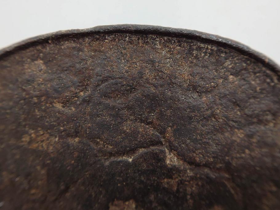 時代武具　鉄地　木瓜形　古の佇まいを感じる鍔(彫刻、刀装具、ケース付き)(R-079850)