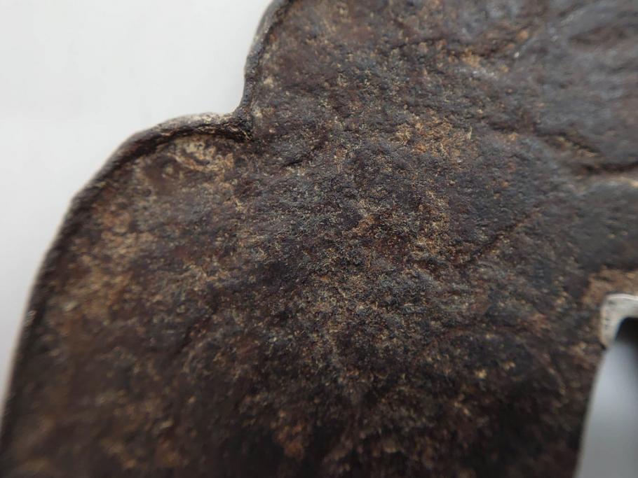 時代武具　鉄地　木瓜形　古の佇まいを感じる鍔(彫刻、刀装具、ケース付き)(R-079850)