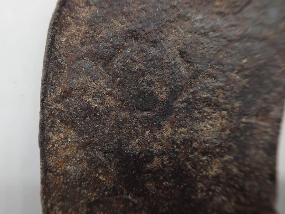 時代武具　鉄地　木瓜形　古の佇まいを感じる鍔(彫刻、刀装具、ケース付き)(R-079850)
