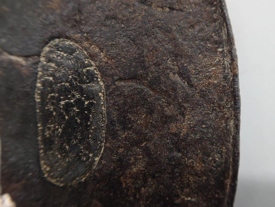 時代武具　鉄地　木瓜形　古の佇まいを感じる鍔(彫刻、刀装具、ケース付き)(R-079850)