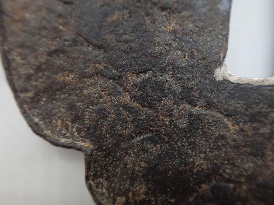 時代武具　鉄地　木瓜形　古の佇まいを感じる鍔(彫刻、刀装具、ケース付き)(R-079850)