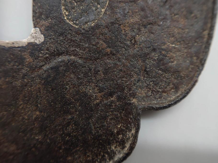 時代武具　鉄地　木瓜形　古の佇まいを感じる鍔(彫刻、刀装具、ケース付き)(R-079850)