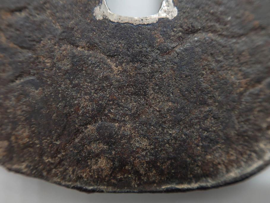 時代武具　鉄地　木瓜形　古の佇まいを感じる鍔(彫刻、刀装具、ケース付き)(R-079850)