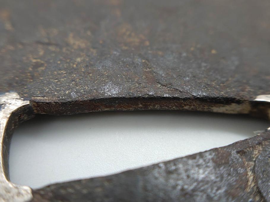 時代武具　鉄地　木瓜形　古の佇まいを感じる鍔(彫刻、刀装具、ケース付き)(R-079850)
