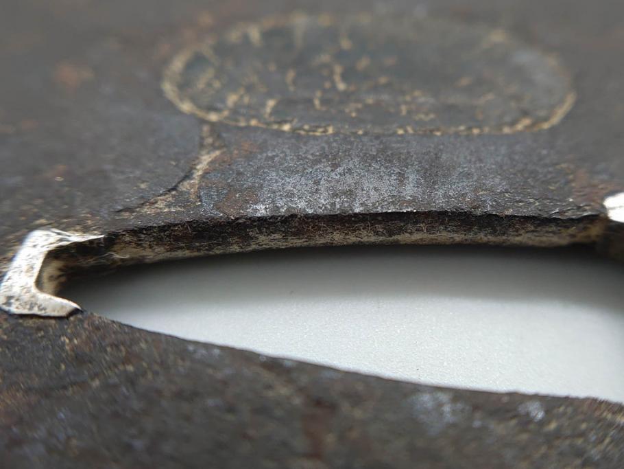 時代武具　鉄地　木瓜形　古の佇まいを感じる鍔(彫刻、刀装具、ケース付き)(R-079850)