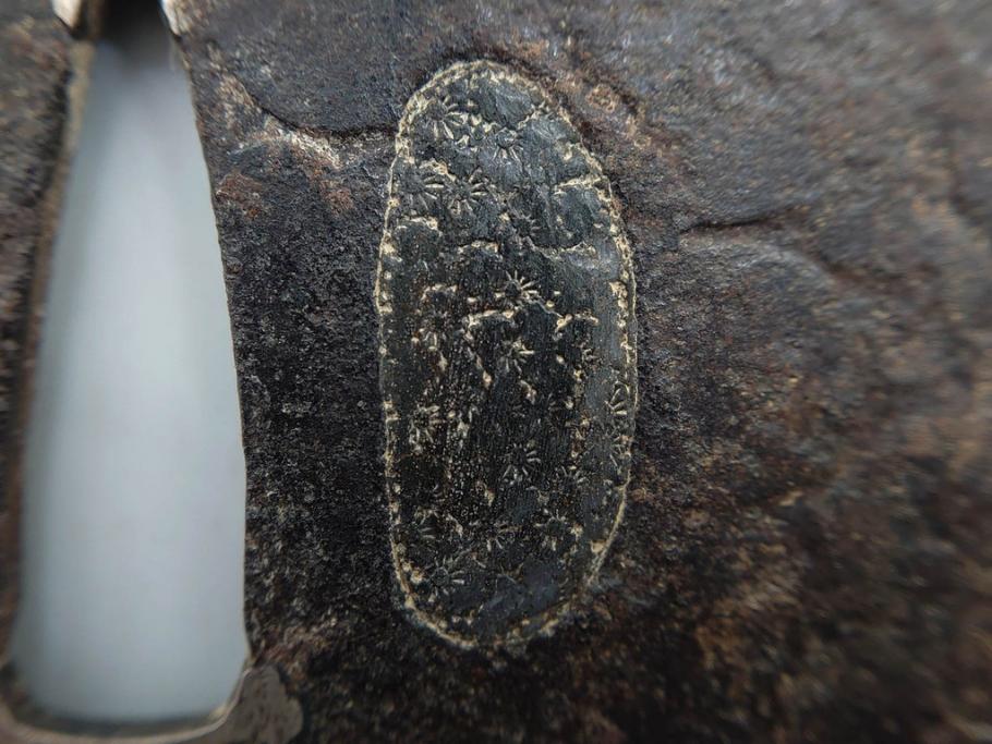 時代武具　鉄地　木瓜形　古の佇まいを感じる鍔(彫刻、刀装具、ケース付き)(R-079850)